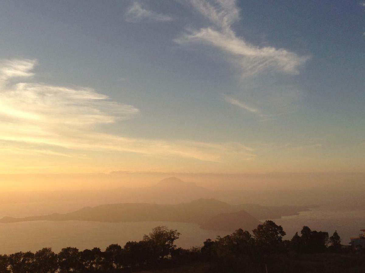 A Breath Taking View Of Taal Lake & Volcano Tagaytay City Zewnętrze zdjęcie